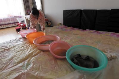 嘉兴楼上漏水，住户失联，小区没物管，业主维权难！律师来支招……